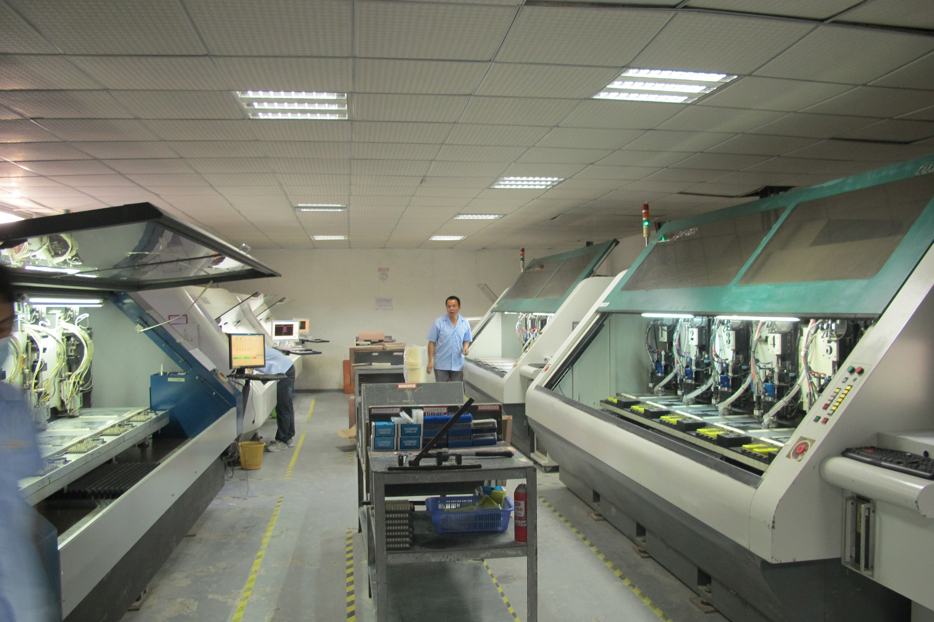 What is the difference between PCBA processing wave soldering and manual soldering?